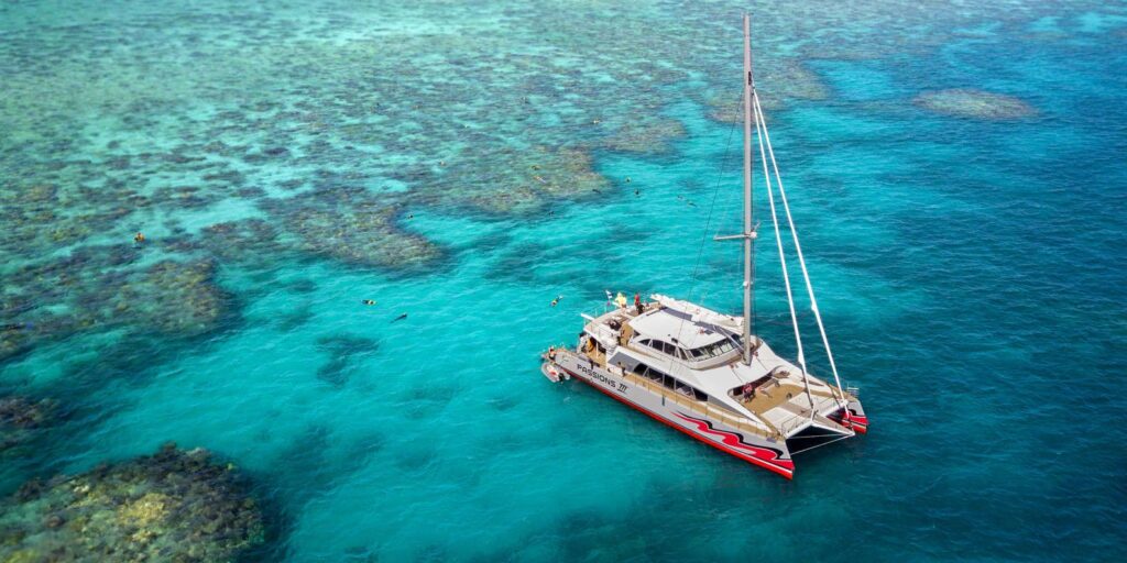 Bateau dans la Grande barrière de corail en Australie